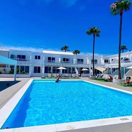 Beautiful 1 Bed Apt First Floor With Air Con & Free Wifi Atlantic View Apt 11a Appartamento Puerto del Carmen (Lanzarote)